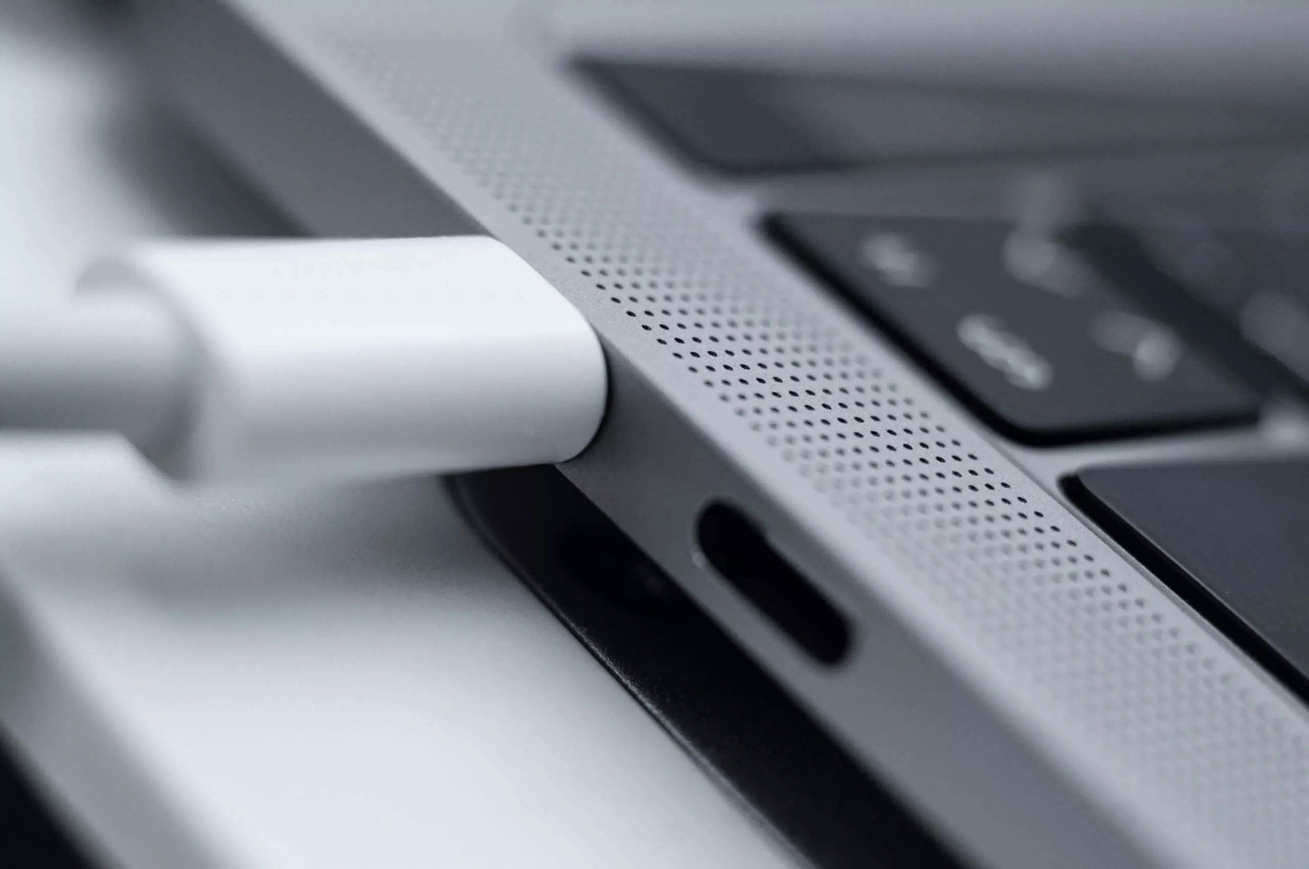 Cách sạc pin MacBook mới mua đúng cách để kéo dài tuổi thọ pin