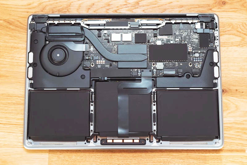Cấu hình MacBook Pro M2 có tốt không: thiết kế & hiệu năng