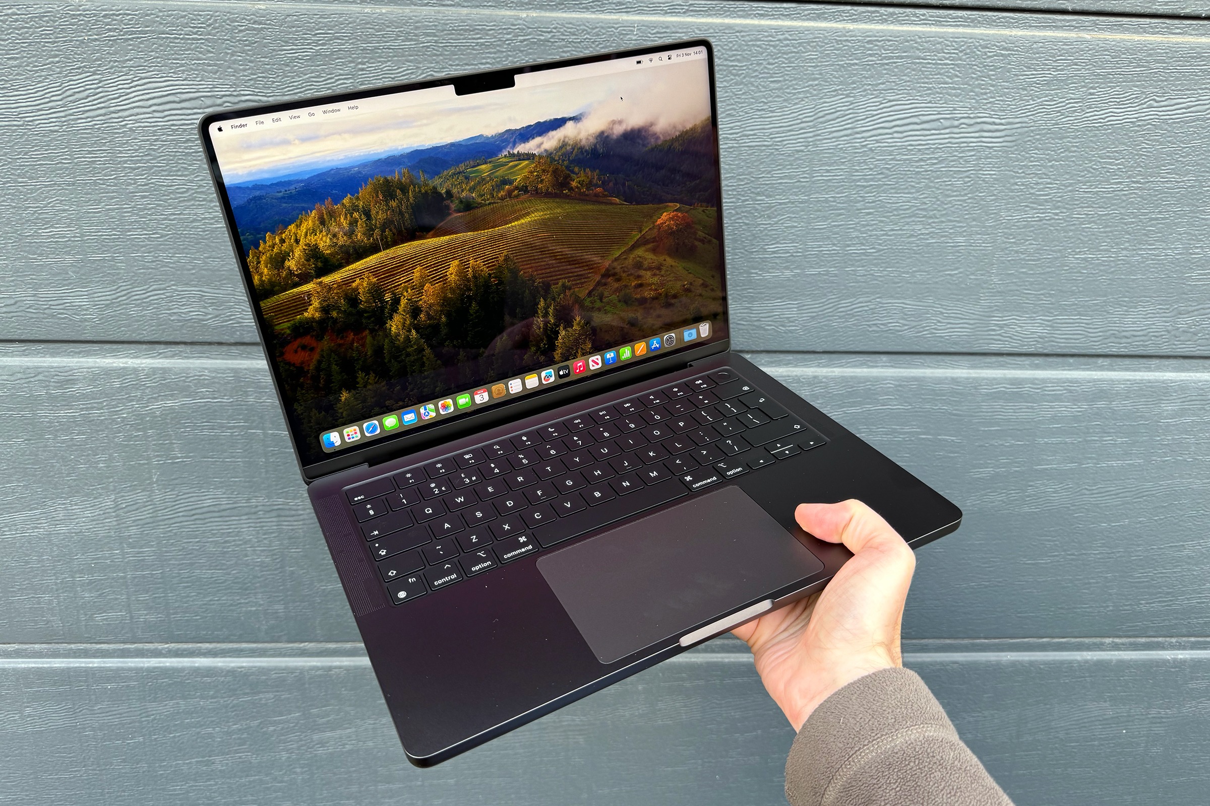 MacBook Pro M3 nặng bao nhiêu? Từ 1.55 - 2.16kg tuỳ theo kích thước