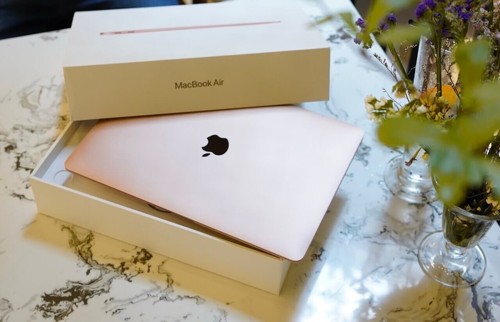 MacBook Air 2020 màu hồng sở hữu thiết kế thời thượng, mỏng nhẹ và màu sắc nhã nhặn, đẹp mắt 
