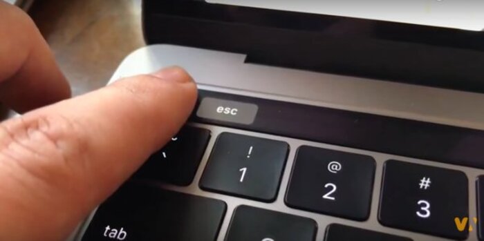 Sử dụng phím tắt esc là cách nhanh nhất để thoát khỏi chế độ chia đôi màn hình trên Macbook