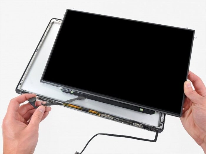 Cần tháo màn hình ra khỏi MacBook Pro 2017 để sửa lỗi lỏng socket, cáp kết nối.