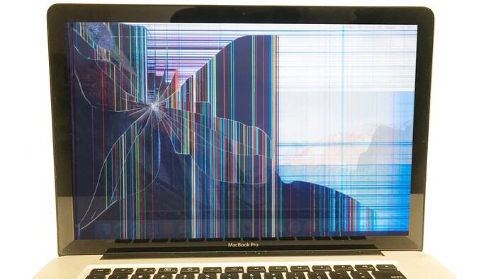 MacBook Pro 2017 bị sọc màn hình do người dùng sử dụng sai cách