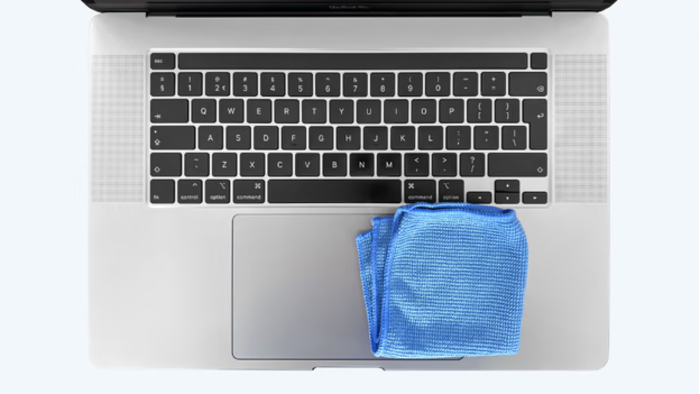 Nếu bàn phím, trackpad ngấm nước, bạn chỉ cần vệ sinh, làm khô và khởi động lại MacBook Pro