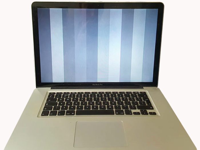 MacBook Pro 2011 bị lỗi đồ hoạ có dấu hiệu xuất hiện sọc màu, lệch màu, treo máy.