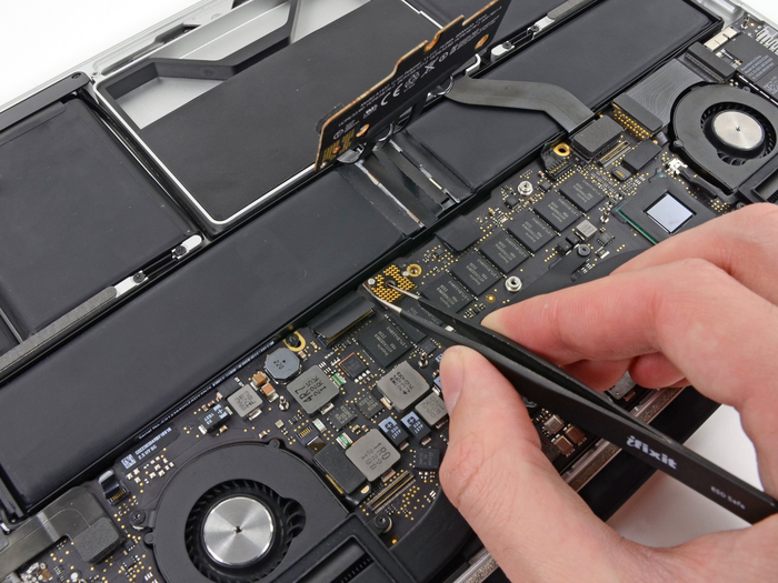 Kết nối giữa pin và bo mạch bị hỏng khiến MacBook Pro bị lỗi pin sập nguồn khi rút sạc.