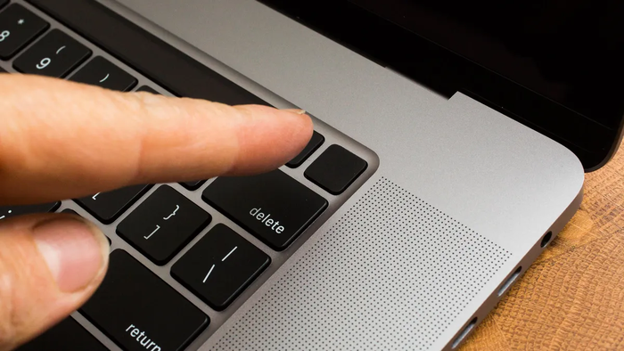 MacBook Pro cần được tắt hoàn toàn để reset SMC.