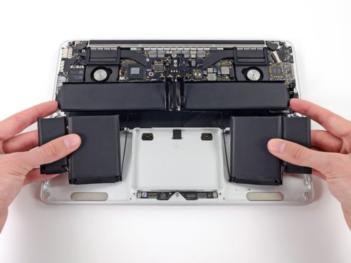 Thay pin mới cho MacBook Pro đòi hỏi người thực hiện phải có chuyên môn kỹ thuật.