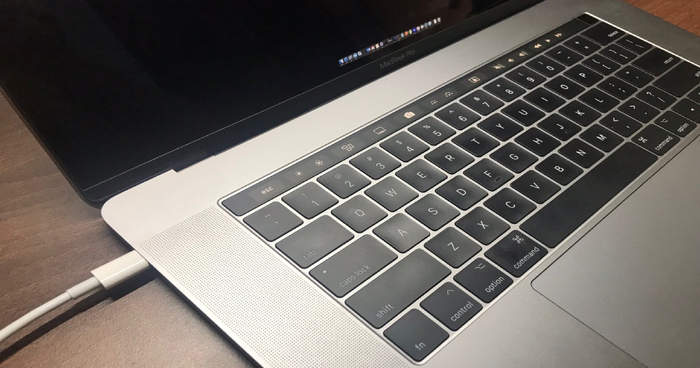 Thay pin mới là cách khắc phục tình trạng MacBook Pro bị lỗi pin sạc lúc được lúc không.