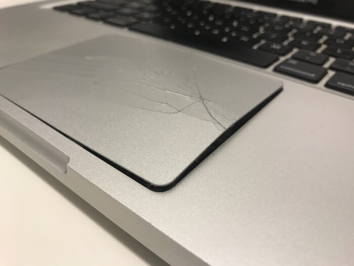 Viên pin bị phù sẽ gây ra lỗi trackpad trên MacBook Pro.