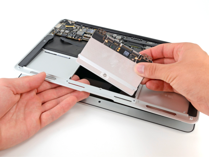 Trackpad MacBook Pro bị lỗi do trầy xước bề mặt cần được thay mới.