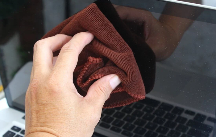 Thường xuyên lau MacBook bằng khăn mềm để tránh bụi bẩn làm hỏng máy
