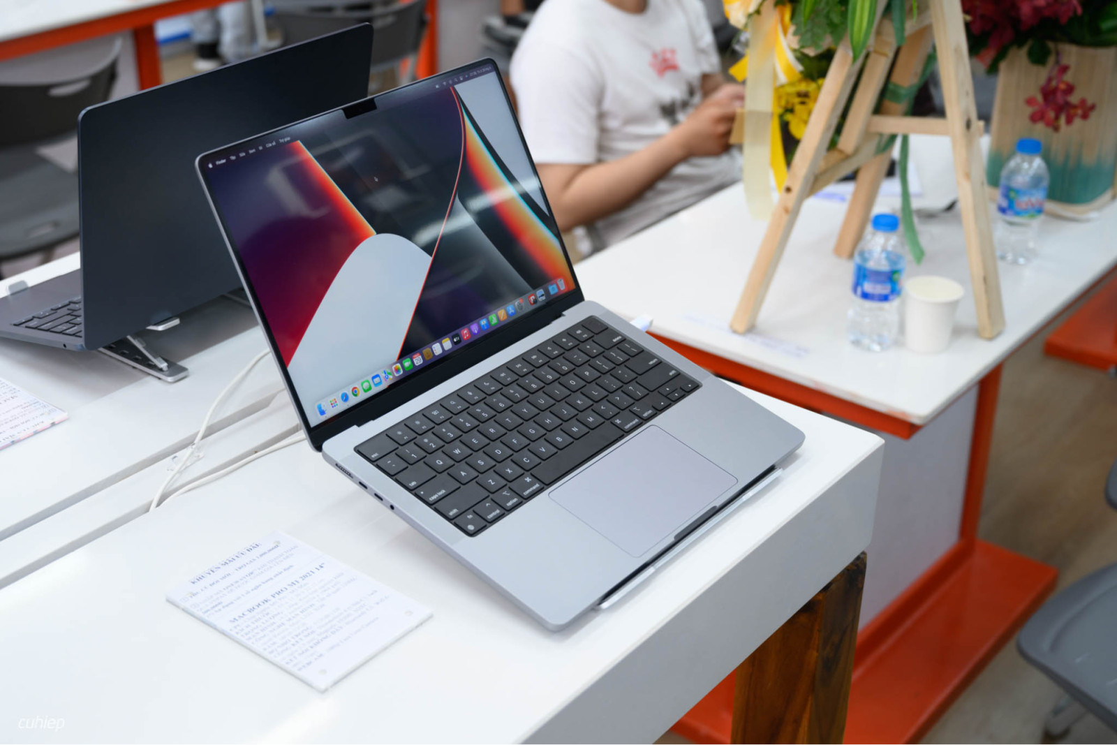 MacBook được trưng bày tại cửa hàng ONEWAY