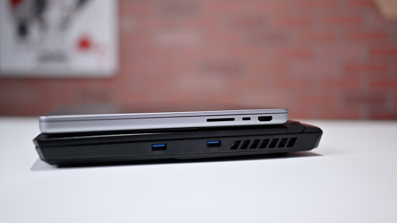 MacBook chiếm ưu thế về trọng lượng hơn so với Laptop khi gọn nhẹ hơn và có tính cơ động cao