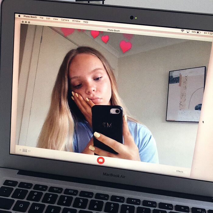 Tạo dáng chụp ảnh selfie cùng MacBook