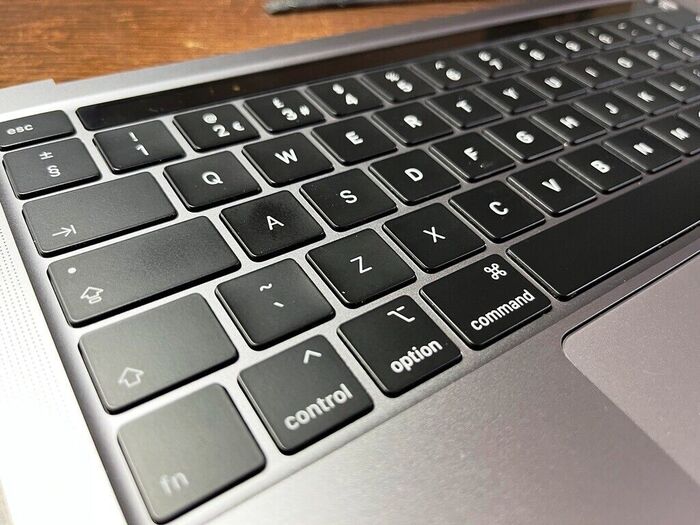 Nhấn tổ hợp phím Control + Command + Q để khoá màn hình MacBook