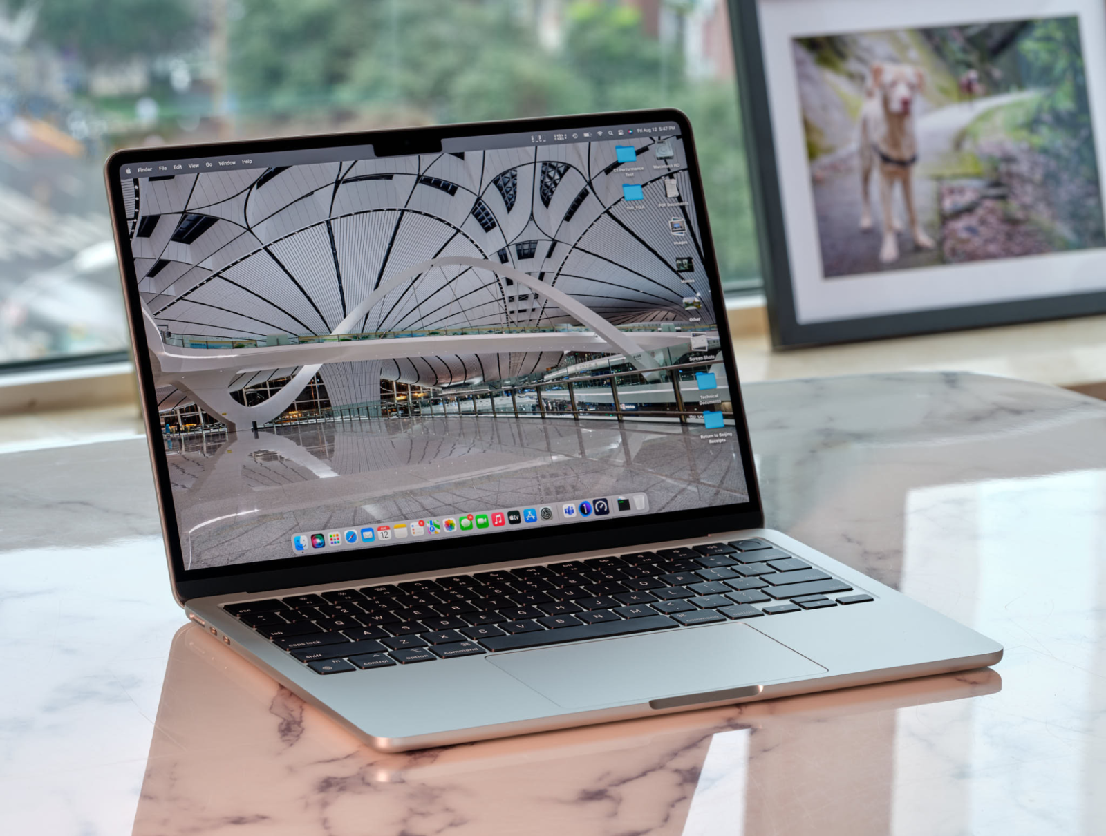 MacBook Air M2 có thiết kế tai thỏ, nhờ đó mở rộng kích thước màn hình tới 13.6”