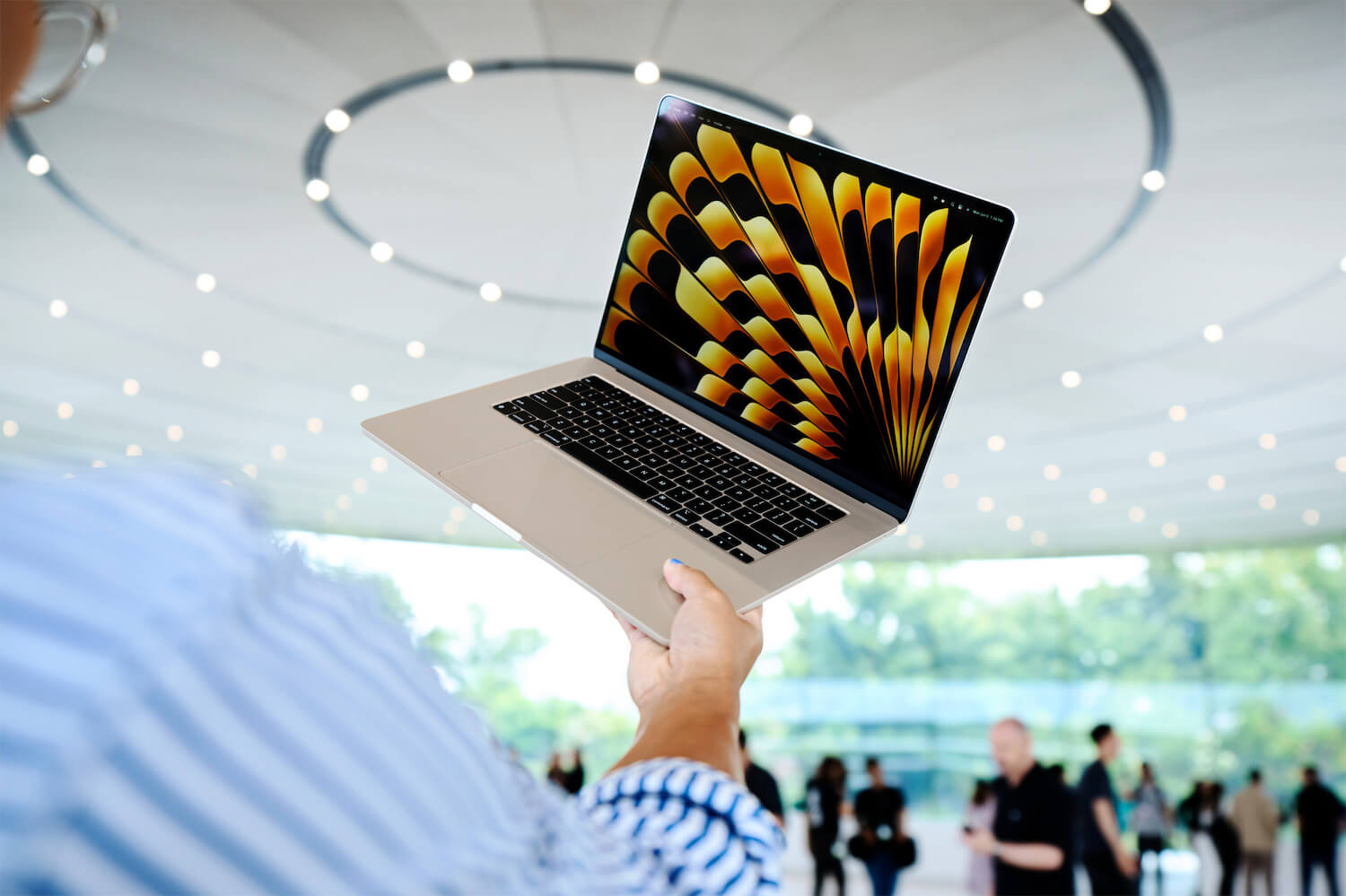 MacBook Air 15 inch mỏng nhất thế giới được trang bị chip M2 tích hợp sức mạnh vượt trội và tính di động trong một thiết kế nhẹ, không quạt. (Ảnh: Apple)