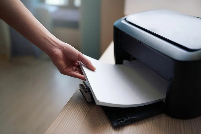 Đảm bảo giấy luôn có sẵn trong máy in và không bị kẹt