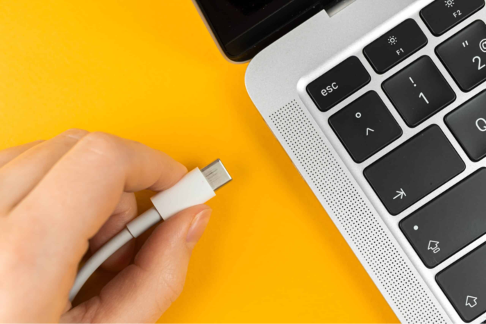 Cắm cáp USB vào máy Mac