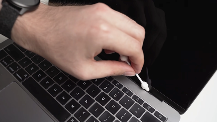 Vệ sinh bàn phím MacBook bằng tăm bông