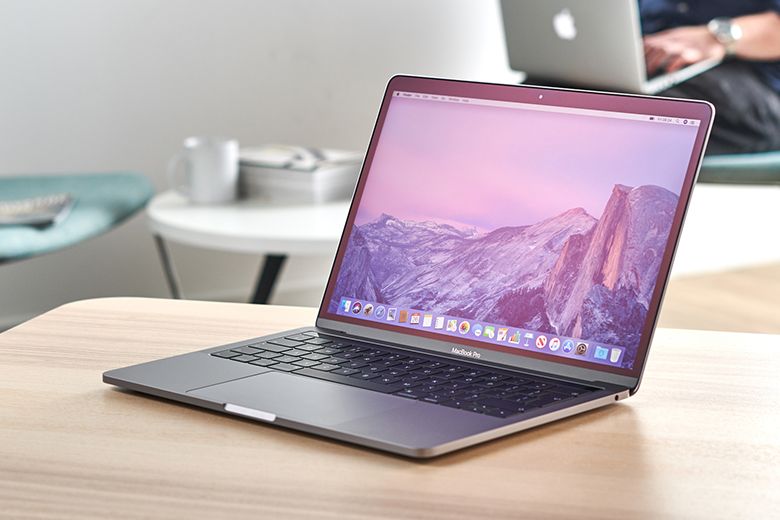MacBook Pro 13 inch mang đến sự mạnh mẽ về hiệu năng cũng như nhỏ gọn về kích thước