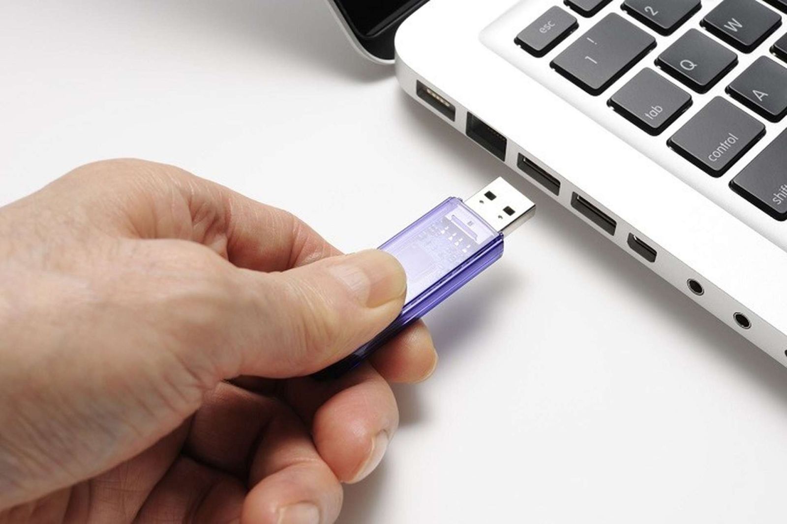 Nếu bộ nhớ USB đầy việc sao chép file từ MacBook vào USB sẽ không thành công