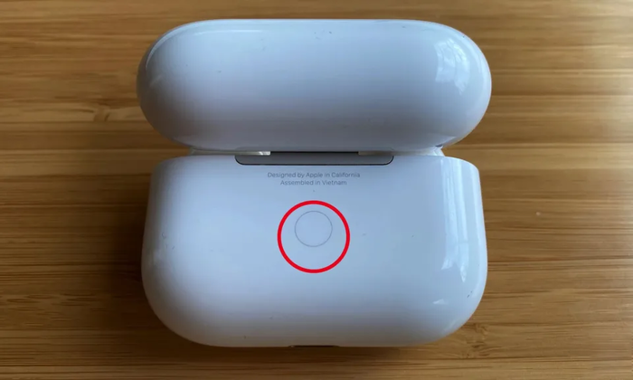 Nhấn và giữ nút thiết lập ở mặt sau hộp đựng cho đến khi đèn màu trắng nhấp nháy 