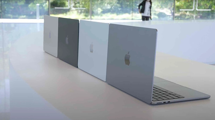 Hình ảnh 4 phiên bản màu sắc khác nhau của MacBook Air M2 lần lượt là màu xám, màu bạc, màu xanh bóng đêm và màu vàng