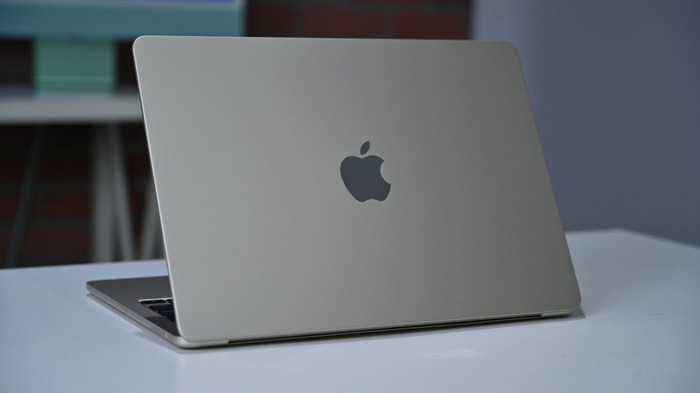 Mặt sau MacBook Air M2 màu xám giúp bạn chiêm ngưỡng kỹ hơn sắc màu xám này