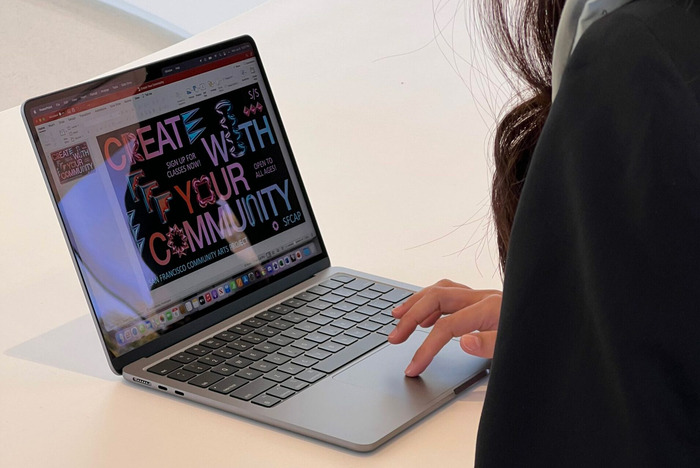 MacBook Air M2 màu xám trên tay người dùng vừa trẻ trung vừa thời thượng
