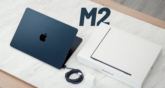 MacBook Air M2 màu xanh bóng đêm đi kèm dây sạc cùng màu và củ sạc khi mua mới