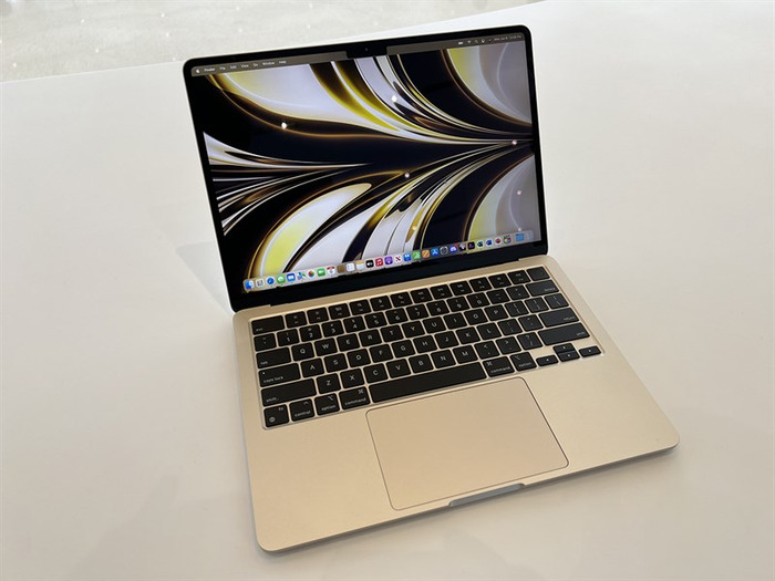 MacBook Air M2 màu vàng cận cảnh dưới ánh đèn vừa phải hiện rõ sắc vàng sang trọng, thanh lịch