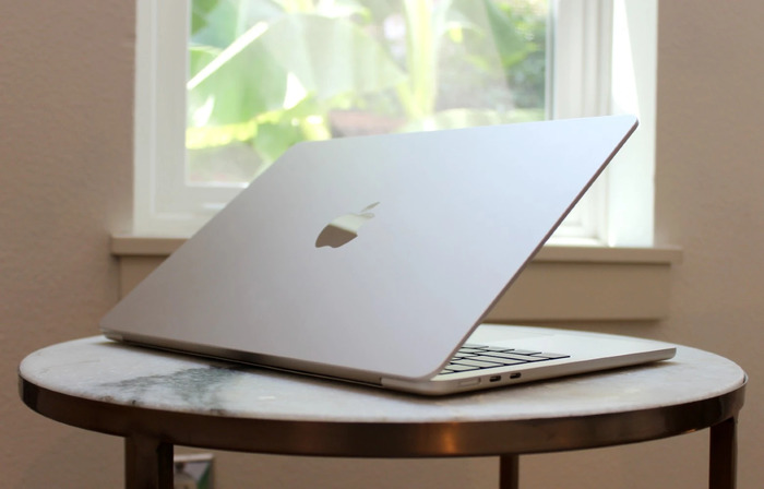 MacBook Air M2 màu vàng dưới ánh sáng tự nhiên càng trở nên tinh tế hơn