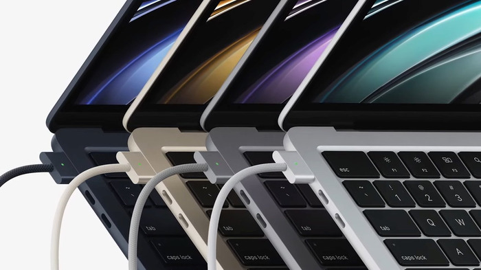 Mỗi phiên bản màu sắc MacBook Air M2 được trang bị sạc cùng màu giúp tăng tính đồng bộ