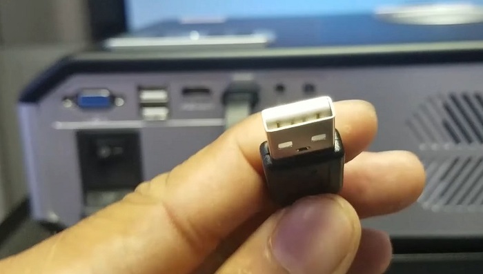 Cắm đầu USB vào máy chiếu