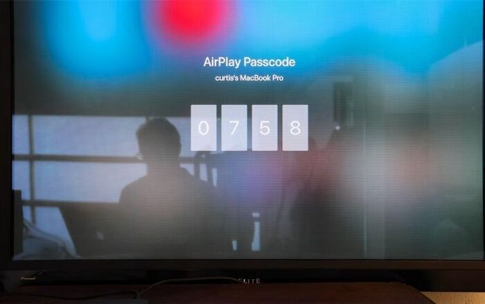 Nhập mật khẩu trên MacBook để xác nhận trình chiếu nội dung