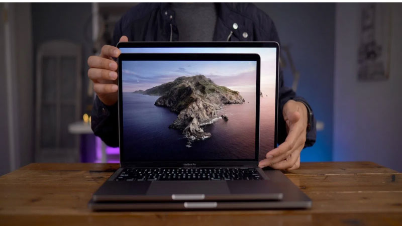 Kích thước của MacBook Pro 2019 13 inch nhỏ hơn khá nhiều so với MacBook Pro 2019 15 inch