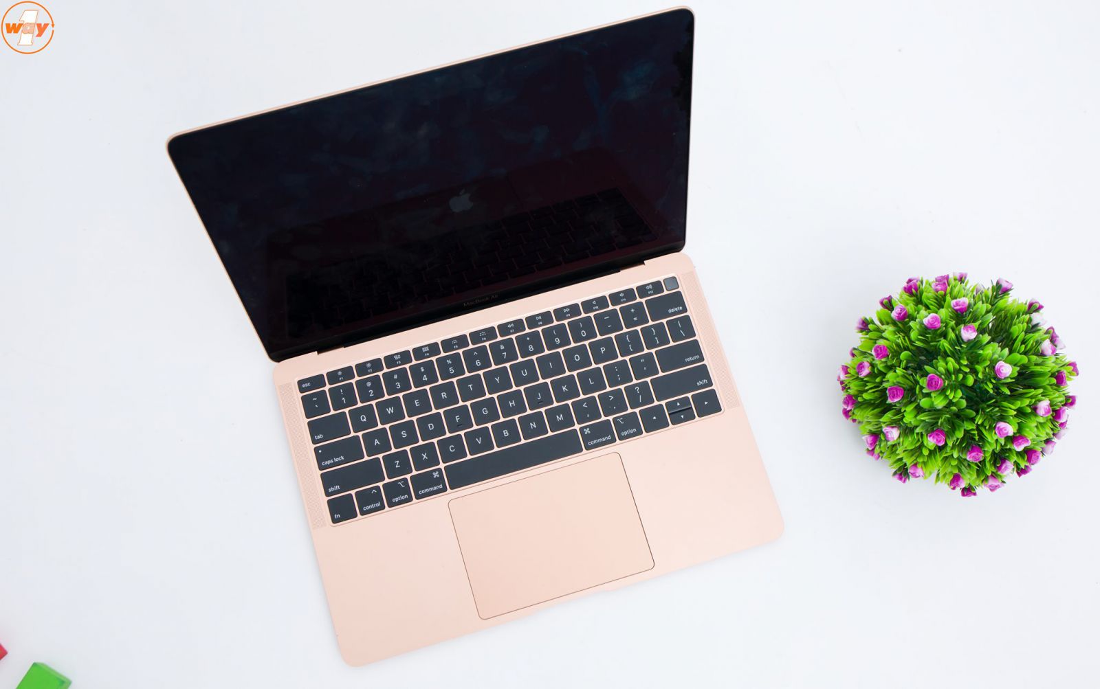 MacBook Air rose gold cũ 2018 có bàn phím cánh bướm hành trình phím ngắn, bàn trackpad thu phóng mượt mà