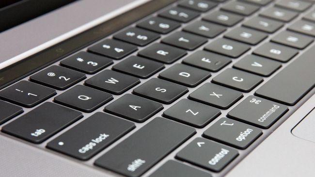 Bàn phím cắt kéo trên MacBook Pro 2015 cũ giúp trải nghiệm gõ phím ổn định