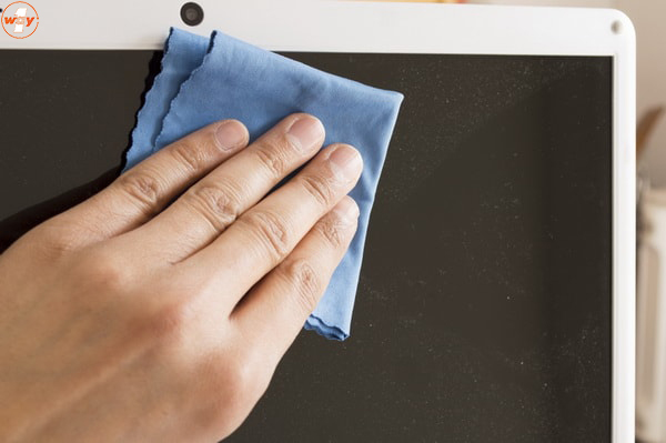 Bạn hoàn toàn có thể vệ sinh MacBook bằng khăn mềm và cồn thông thường 
