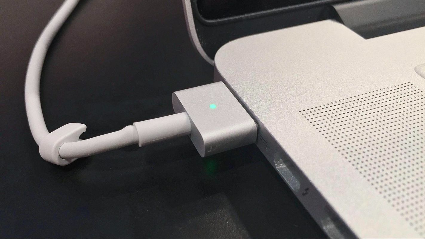 Đèn sạc MacBook màu xanh chứng tỏ pin đã đầy