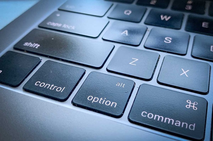 Hai phím command và option nằm bên cạnh nhau ở hàng cuối cùng của bàn phím MacBook Air M1