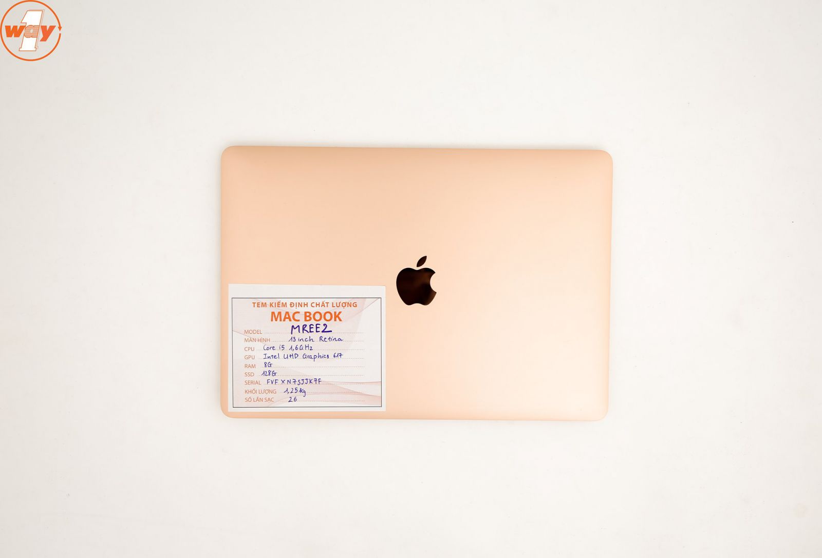 Logo quả táo kim loại được thiết kế phía sau máy giúp MacBook Air 2018 MREE2 trở nên thời thượng hơn