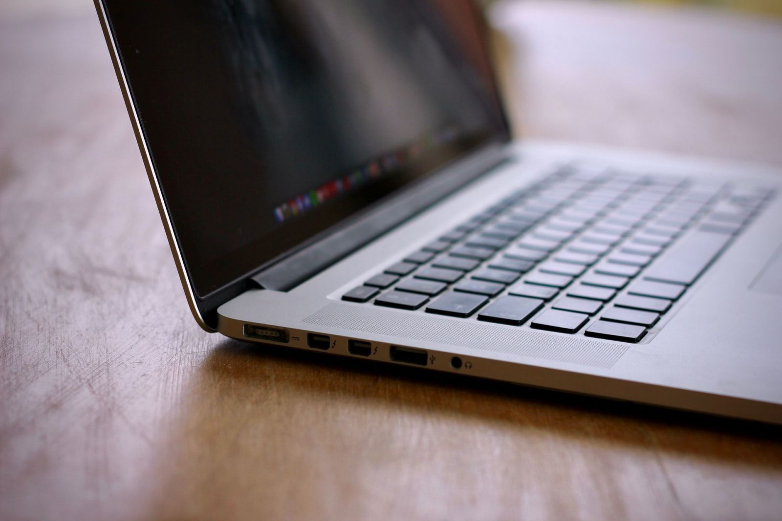 Rất nhiều nguyên nhân dẫn đến tình trạng MacBook không nhận USB