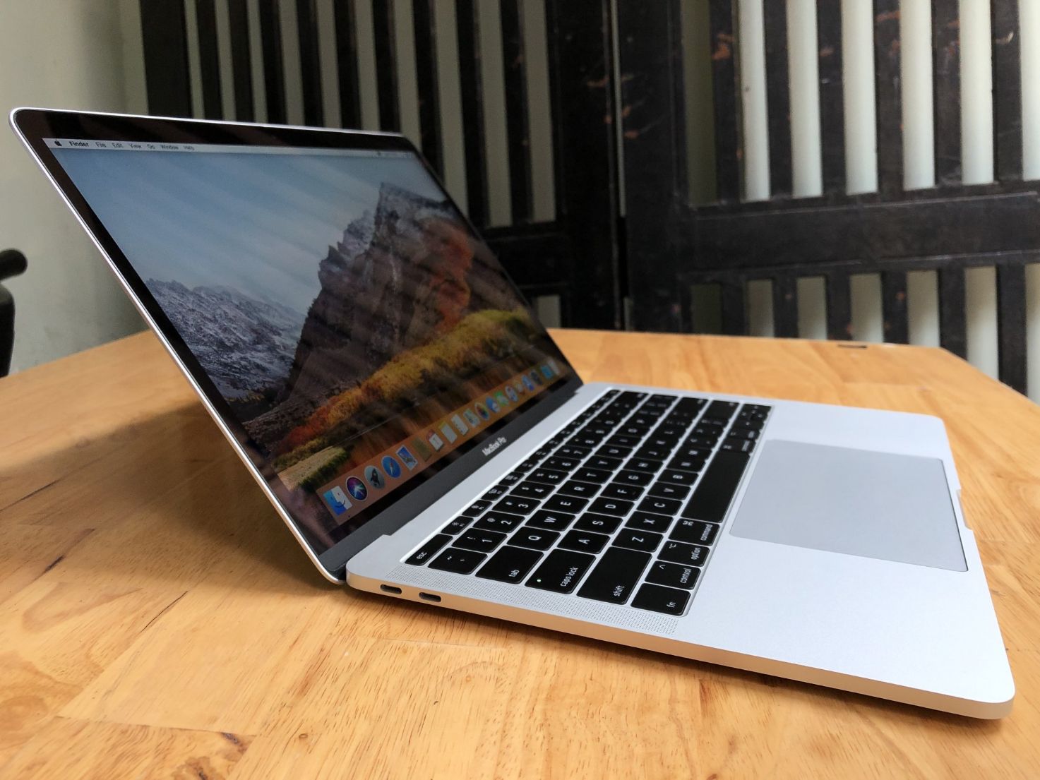 MPXY2 cũng là một sự lựa chọn khác nếu bạn đang tìm kiếm các dòng MacBook Pro 2017 cũ 13 inch với màu bạc sang trọng
