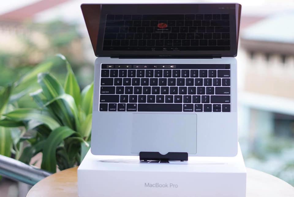 MacBook Pro 2020 có lẽ đây là lời chào tạm biệt cho bàn phím cánh bướm và quay trở lại với cơ chế Phím cắt kéo (scissor mechanism) với hành trình 1mm cho cảm giác phím ổn định & thoải mái hơn