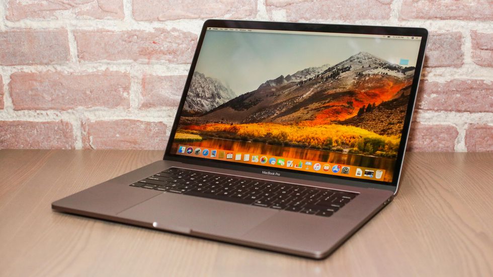 MacBook Pro 2019 15 inch có dải loa lớn thiết kế ở 2 bên máy 