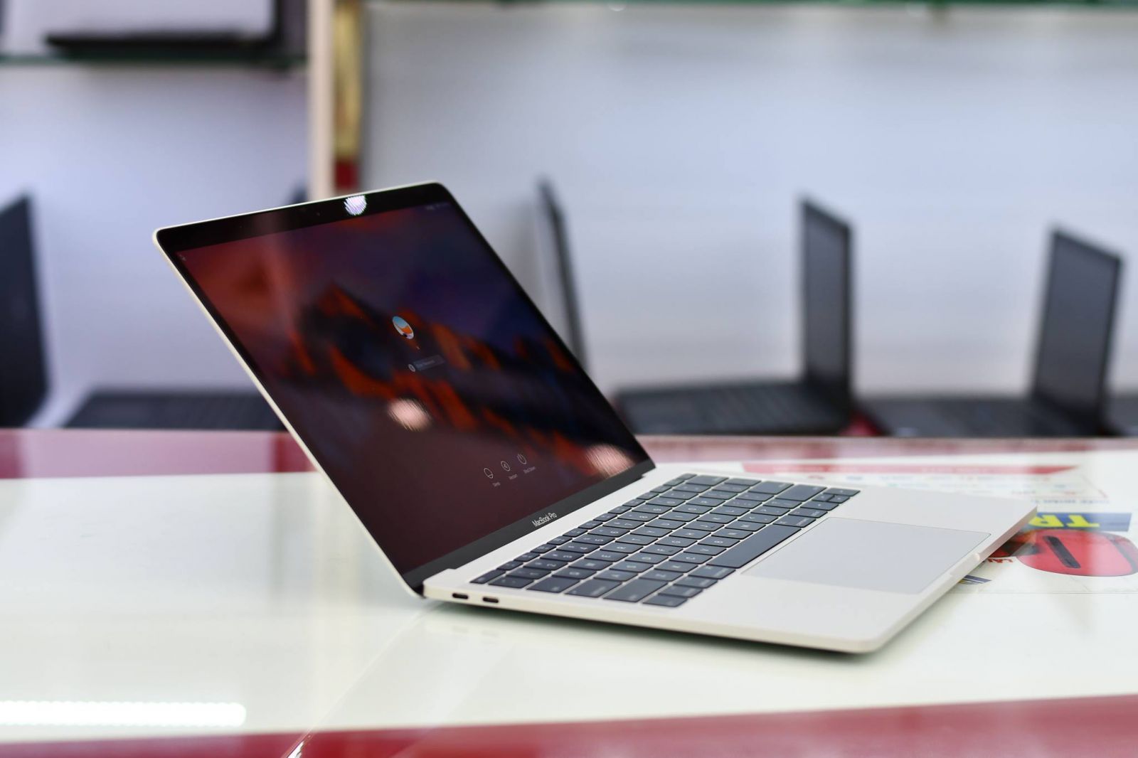 MacBook Pro 2017 MPXR2 13 inch đẹp như mới đến 99%