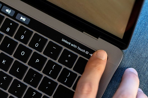 Mở khóa bằng cảm biến vân tay Touch ID chỉ với 1 thao tác chạm trên MacBook Pro 2019 13 inch 256GB